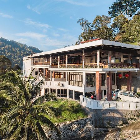 Ellin Forest Karaoke & Pool Resort Bukit Tinggi Bentong Bagian luar foto