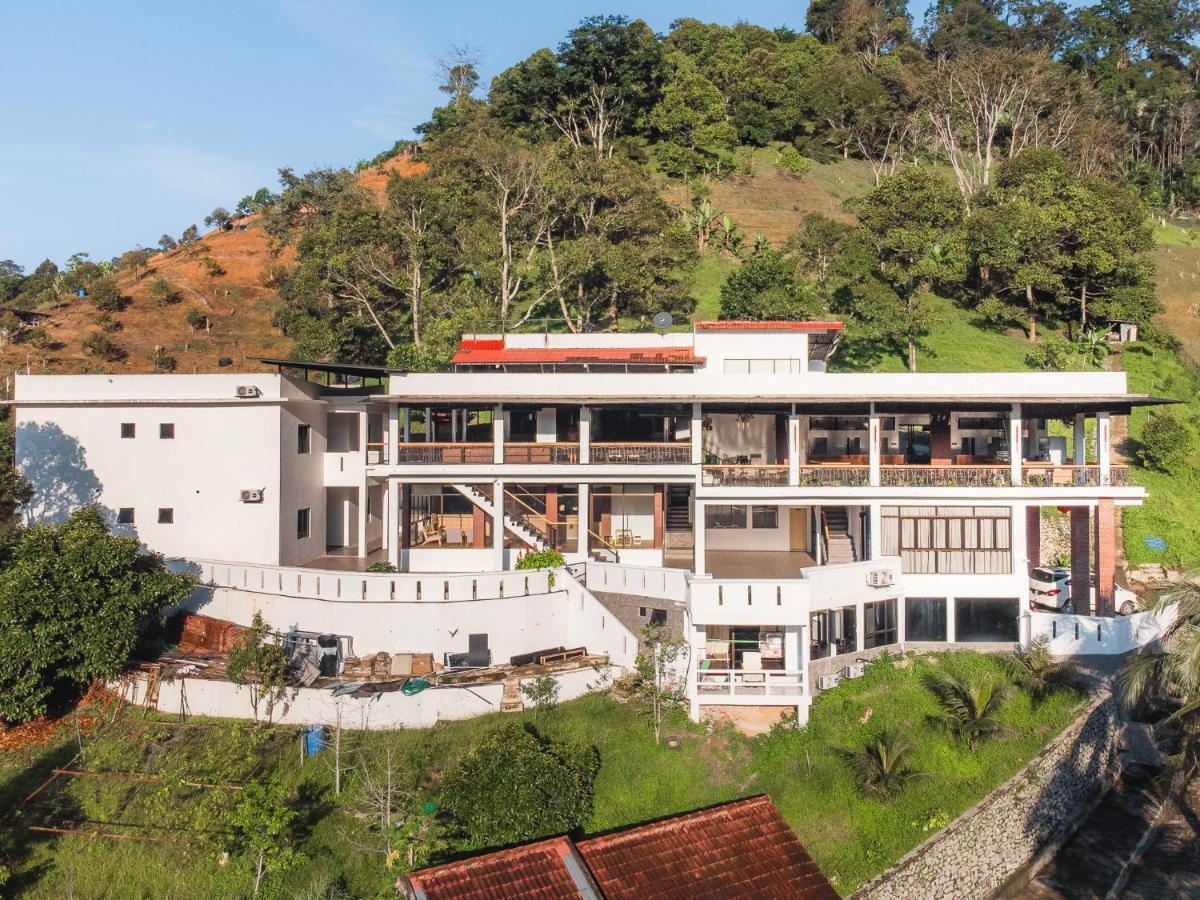 Ellin Forest Karaoke & Pool Resort Bukit Tinggi Bentong Bagian luar foto