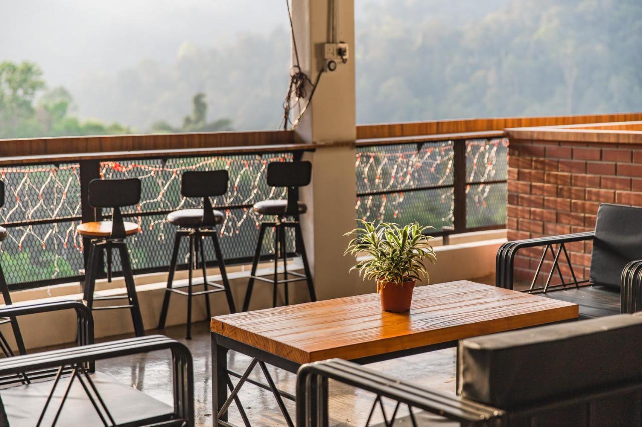 Ellin Forest Karaoke & Pool Resort Bukit Tinggi Bentong Bagian luar foto